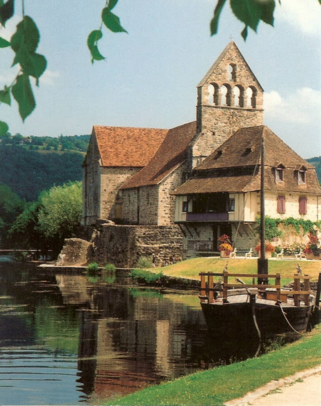église sur la rivière Dordogne à Beaulieu-sur-Dordogne