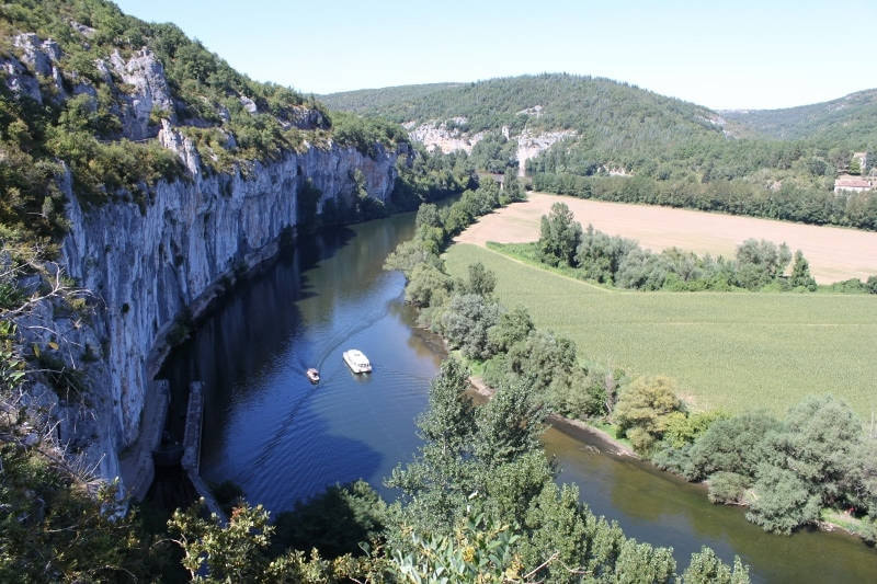 La rivière Dordogne et sa vallée avec ses champs cultivés