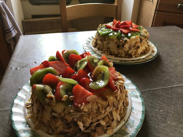 2 gâteaux au fruits frais avec des fraises et kiwis