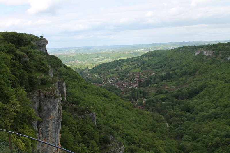 vue de la vallée, des rochers avec village en bas